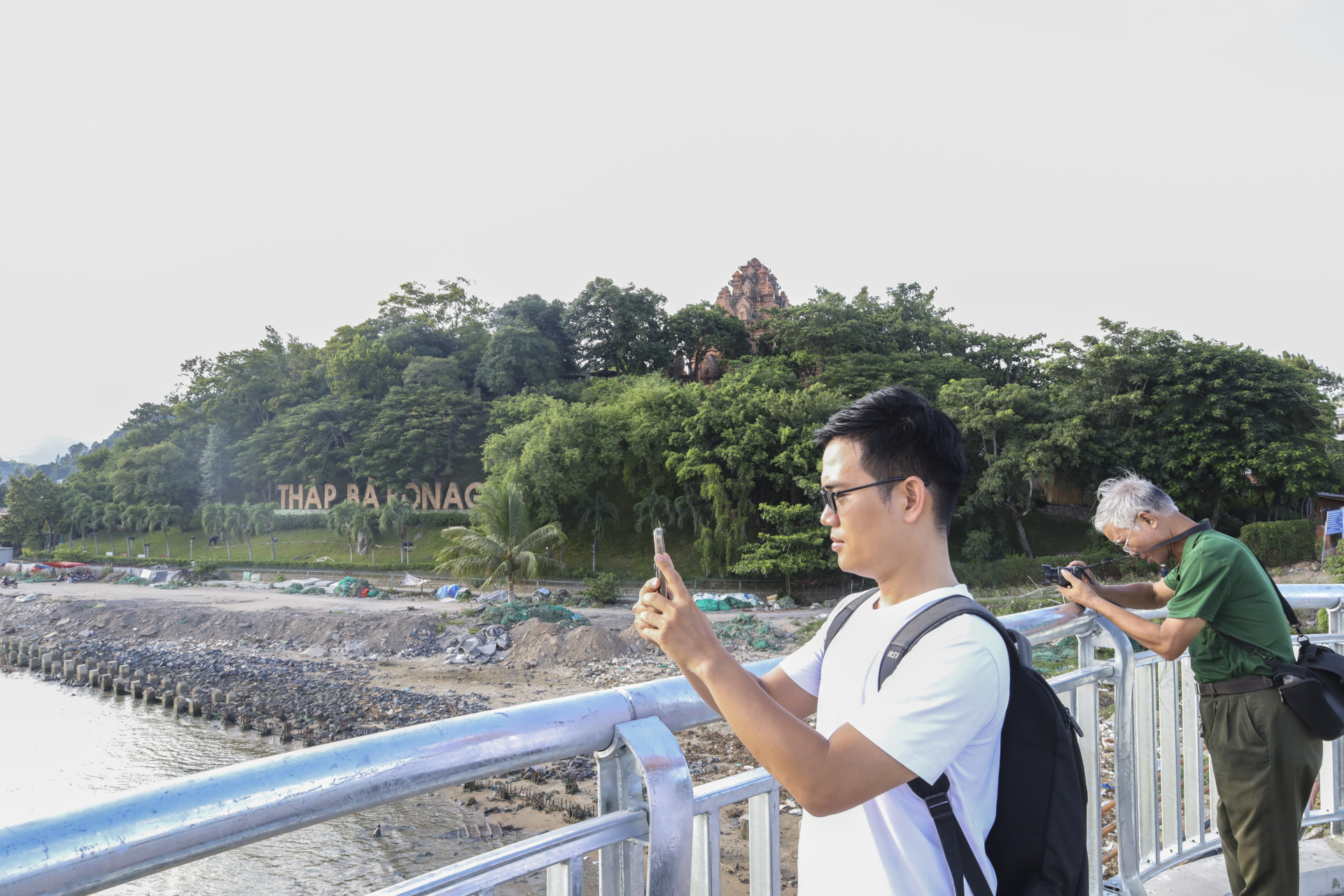 Trên cầu bố trí 6 khu vực (mỗi bên 3 điểm) để người dân, du khách có thể đứng chụp hình, ngắm cảnh.