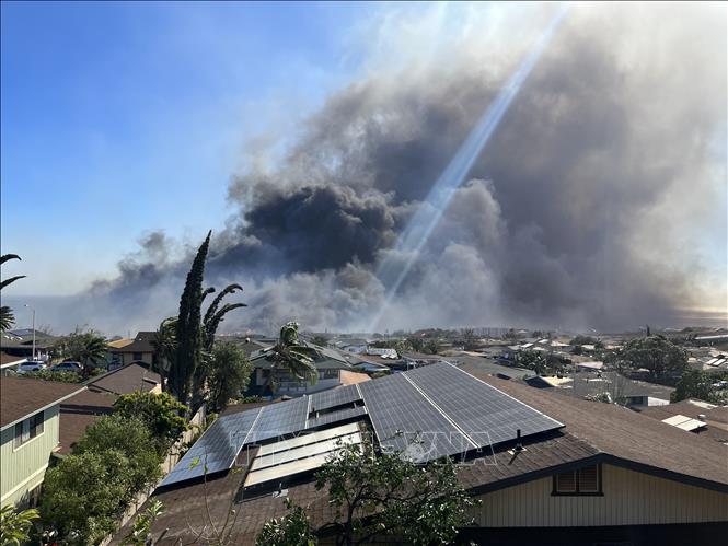 Khói bốc lên ngùn ngụt từ đám cháy rừng tại thị trấn Lahaina ở Maui, Hawaii, Mỹ, ngày 8/8/2023. Ảnh: THX/TTXVN
