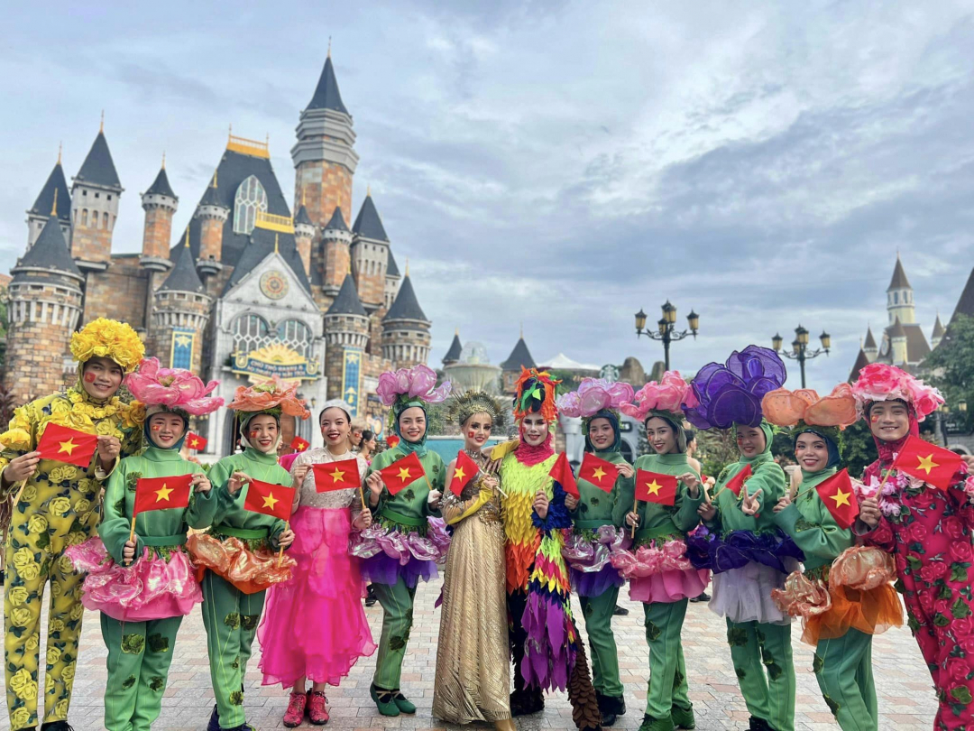 Tata show performers posing for photo before the show on September 2
