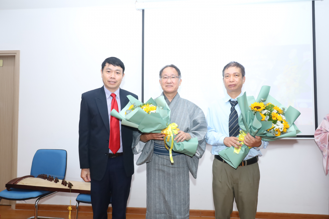 The leader of Khanh Hoa Union of Friendship Organizations presenting flowers to the representatives of Japanese organizations who have supported the exchange
