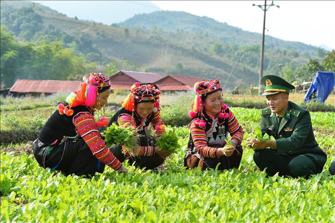 Cán bộ Đồn Biên phòng A Pa Chải giúp đỡ người dân phát triển kinh tế, xóa đói, giảm nghèo, góp phần xây dựng nông thôn mới, củng cố mối quan hệ đoàn kết, gắn bó quân dân.
