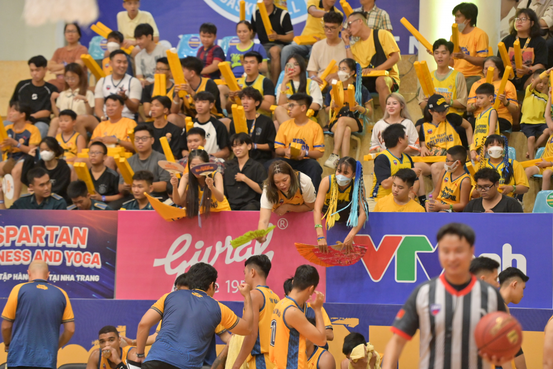 Nha Trang spectators enthusiastically cheer for Nha Trang Dolphins

