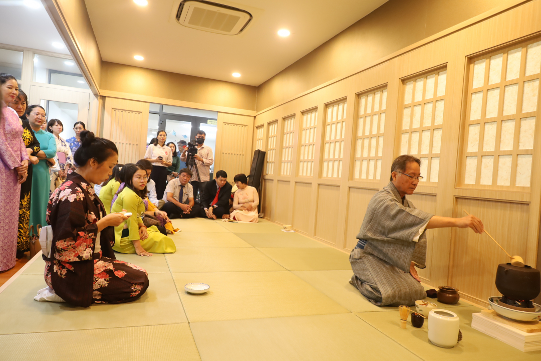 Tetsuya Sakai introducing Japanese tea culture to participants at the cultural exchange 
