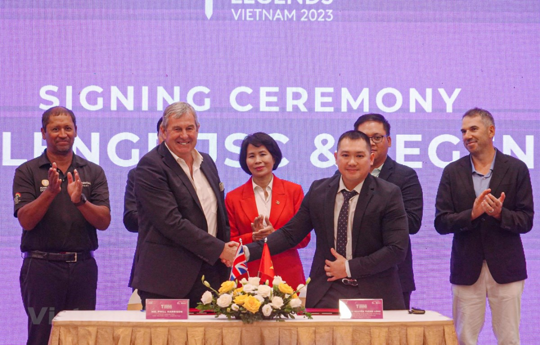 Phill Harrison, CEO of Legends Tour, and Bui Nguyen Thang Long, general director of Viet Challenge JSC, signing cooperation agreement on Vinpearl DIC Legends Vietnam 2023 (Photo: Vietnam+)
