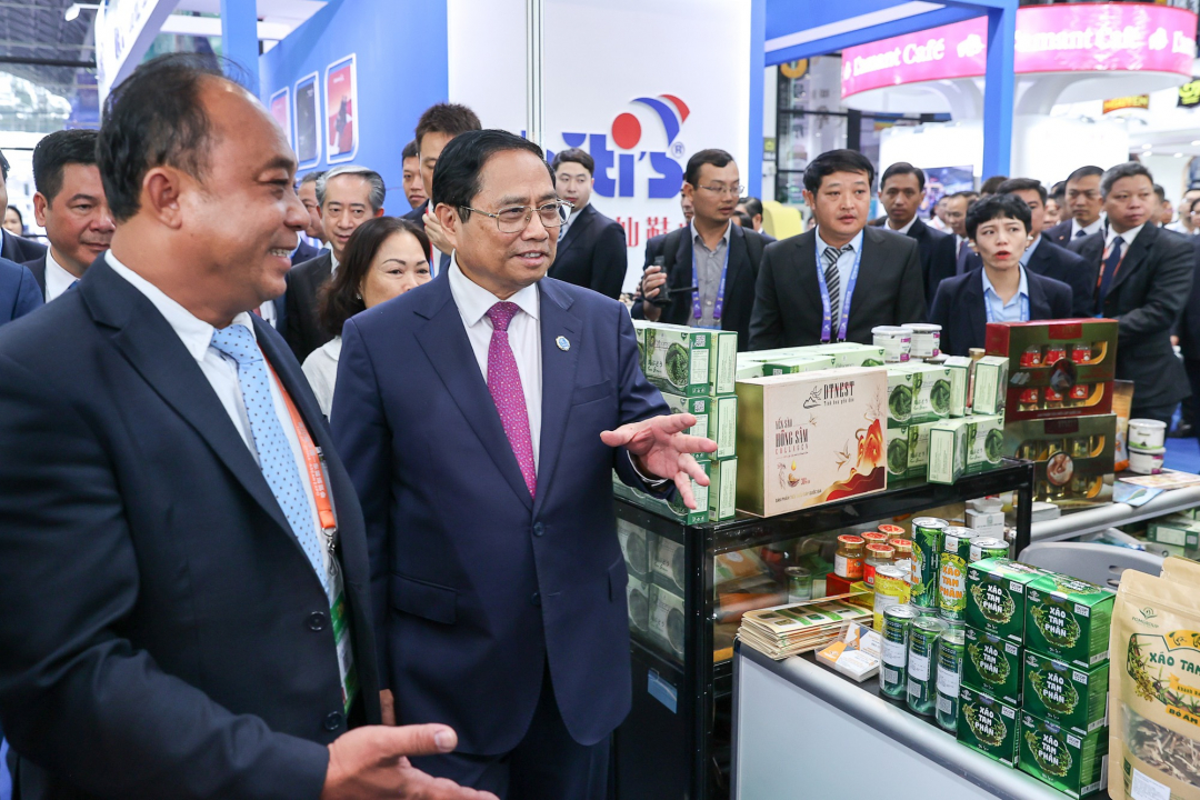 Prime Minister Pham Minh Chinh visits Khanh Hoa Province’s pavilion

