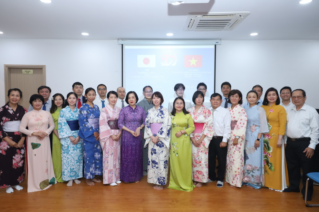 Khanh Hoa and Japanese people posing for photo at the meeting celebrating the 50th anniversary of Vietnam-Japan diplomatic relations 
