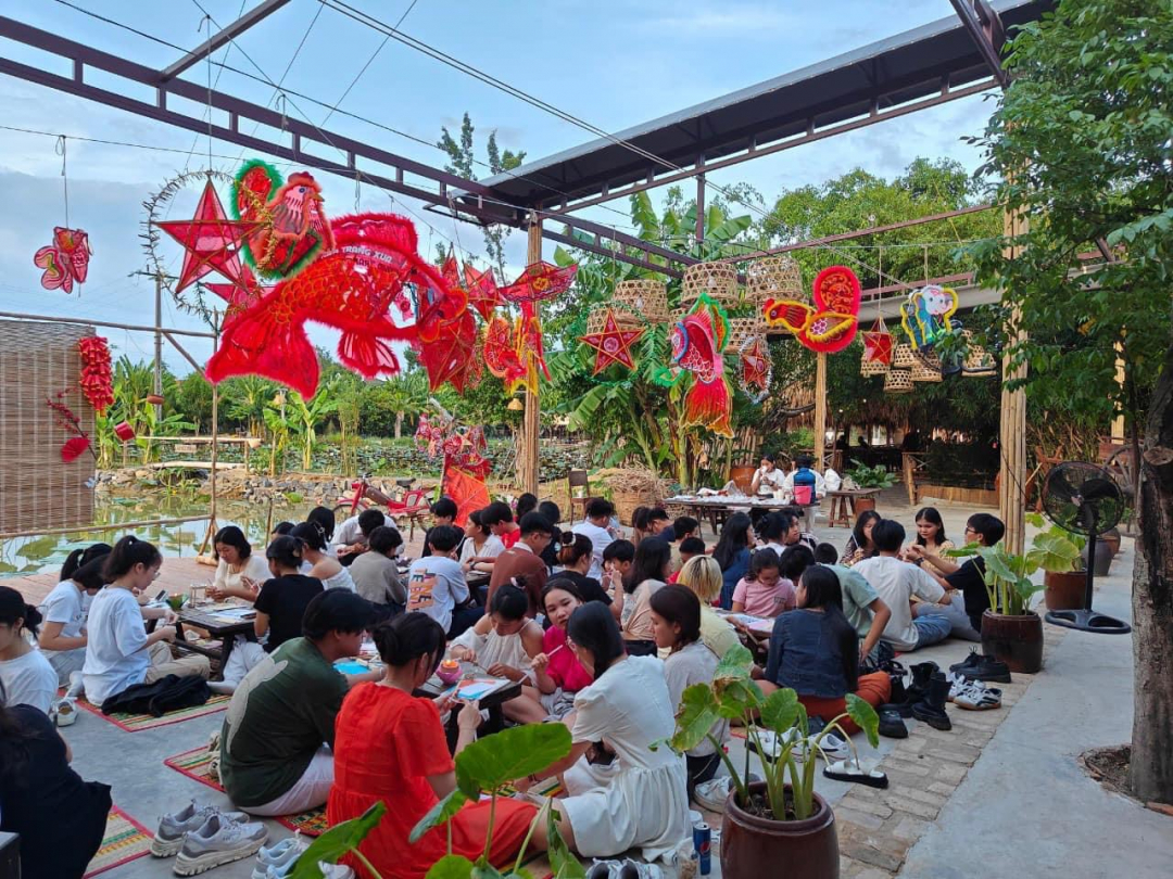 A lot of children participate in Mid-Autumn program at Nha Trang Xua Restaurant


