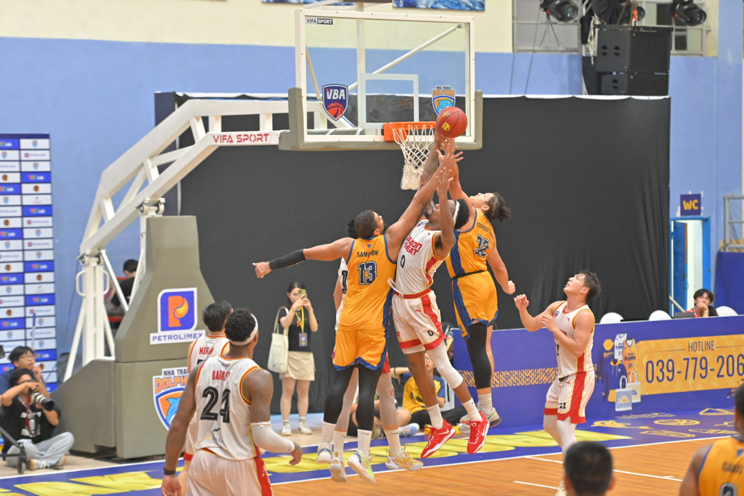 Nha Trang Dolphins defenders blocking attack from Saigon Heat

