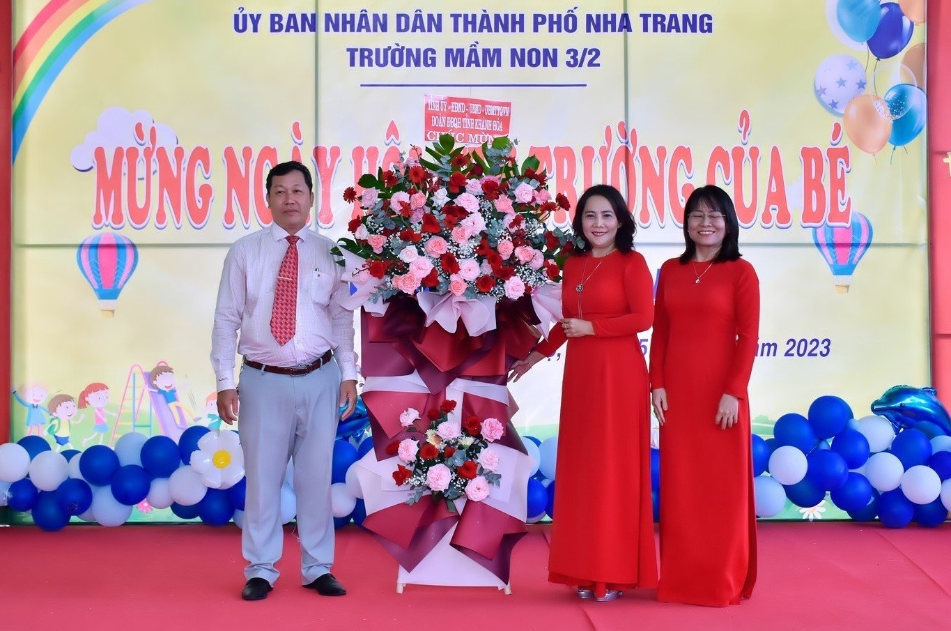 Ông Trần Ngọc Sanh tặng hoa chúc mừng Trường Mầm non 3-2.
