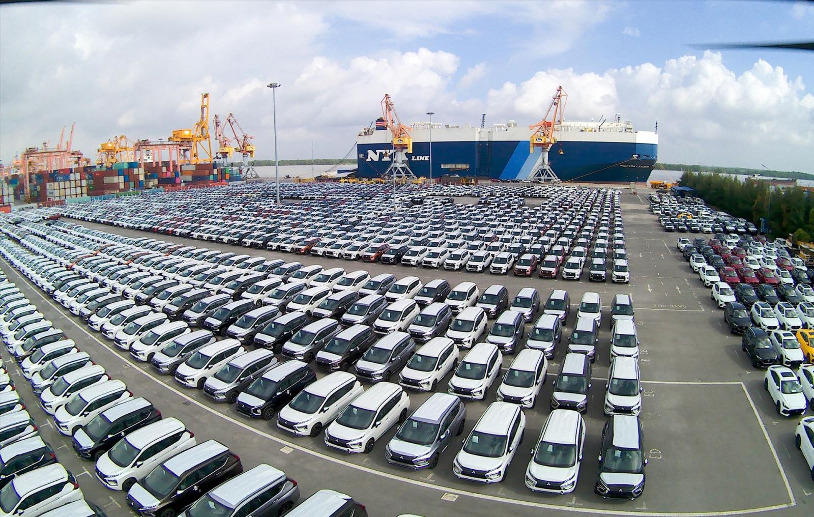 Hoạt động nhập khẩu ô tô qua cảng Hải Phòng. Ảnh tư liệu: Hoàng Ngọc/TTXVN