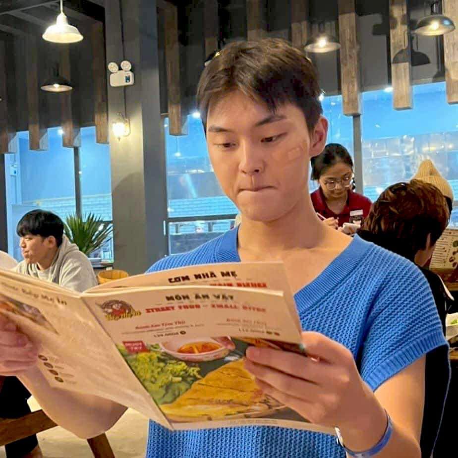 Khách Hàn Quốc đang chọn món ăn tại nhà hàng Xóm Mới Garden