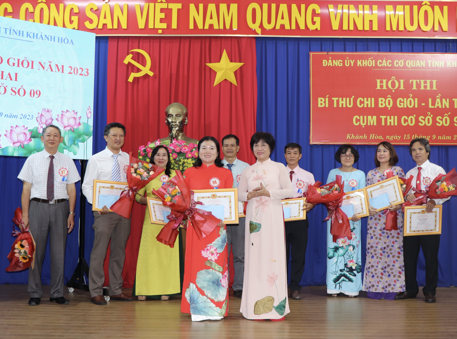 Đồng chí Phạm Thị Khánh Hương -  Bí thư Đảng ủy Khối các cơ quan tỉnh trao giải Nhất cho thí sinh Lê Thị Bích Thuỷ.