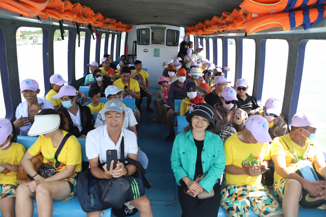 Tourists taking tour to Hoa Lan Island of Long Phu Tourism Joint Stock Company.
