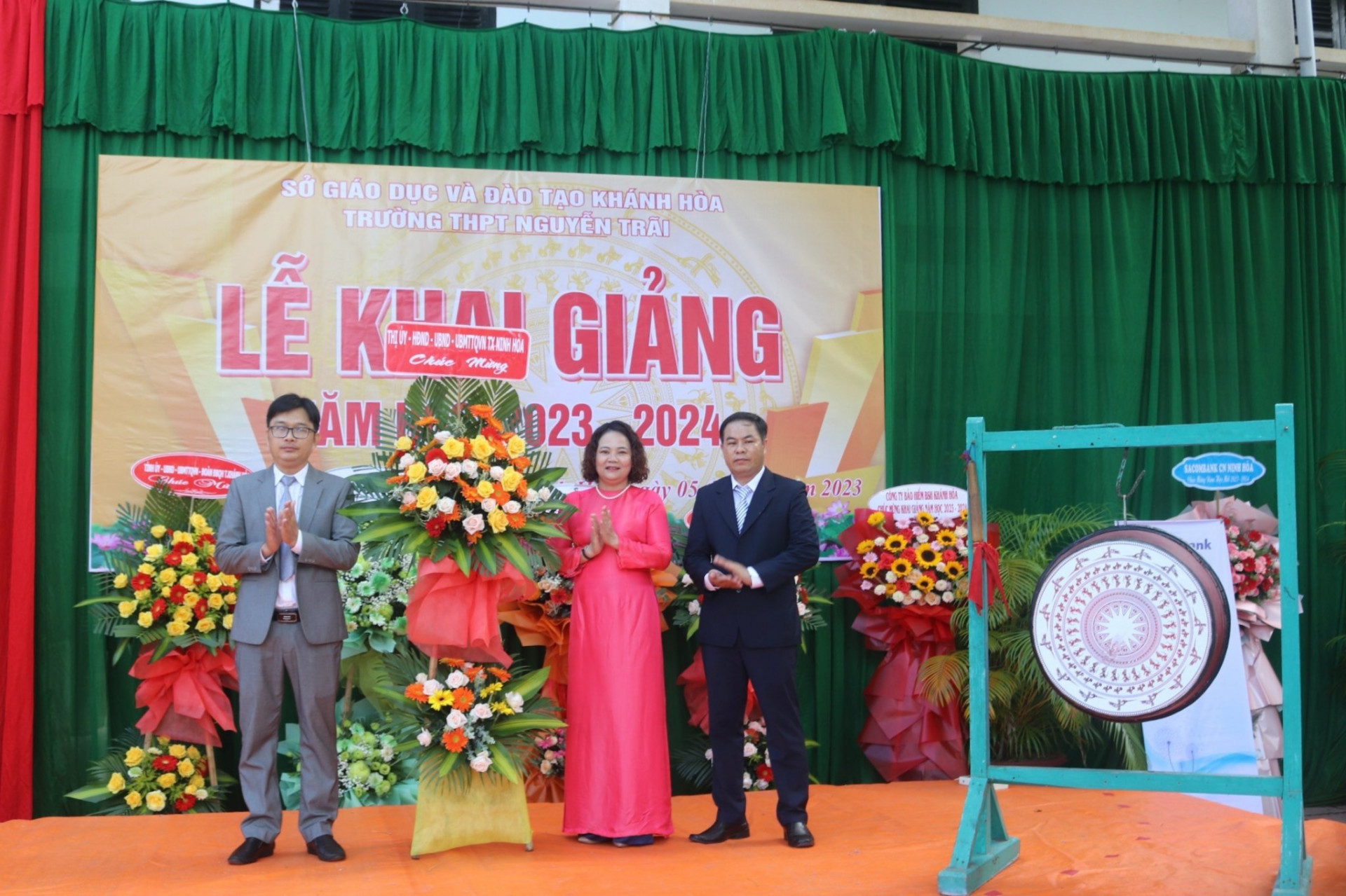 Lãnh đạo thị xã Ninh Hòa tặng hoa cho Trường THPT Nguyễn Trãi nhân dịp khai giảng.