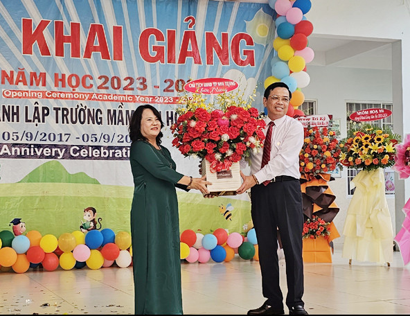 Ông Nguyễn Sỹ Khánh tặng hoa chức mừng nhà trường nhân dịp năm học mới.