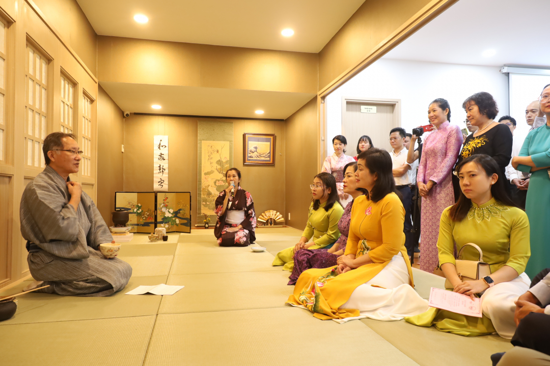 Representative of Japanese Language and Cultural Exchange Center introducing Japanese tea culture 
