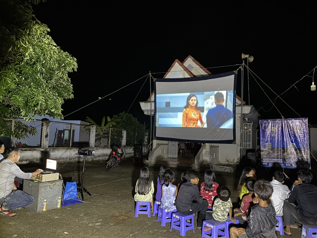 Mobile film screening of Golden Kite Awards winning films in Khanh Hoas remote area (Photo: Ma Phuong)

