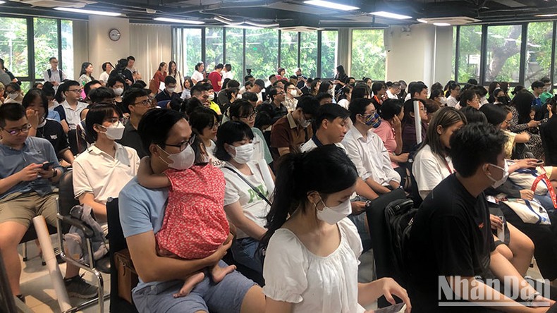 Rất đông độc giả đến dự buổi ra mắt sách.