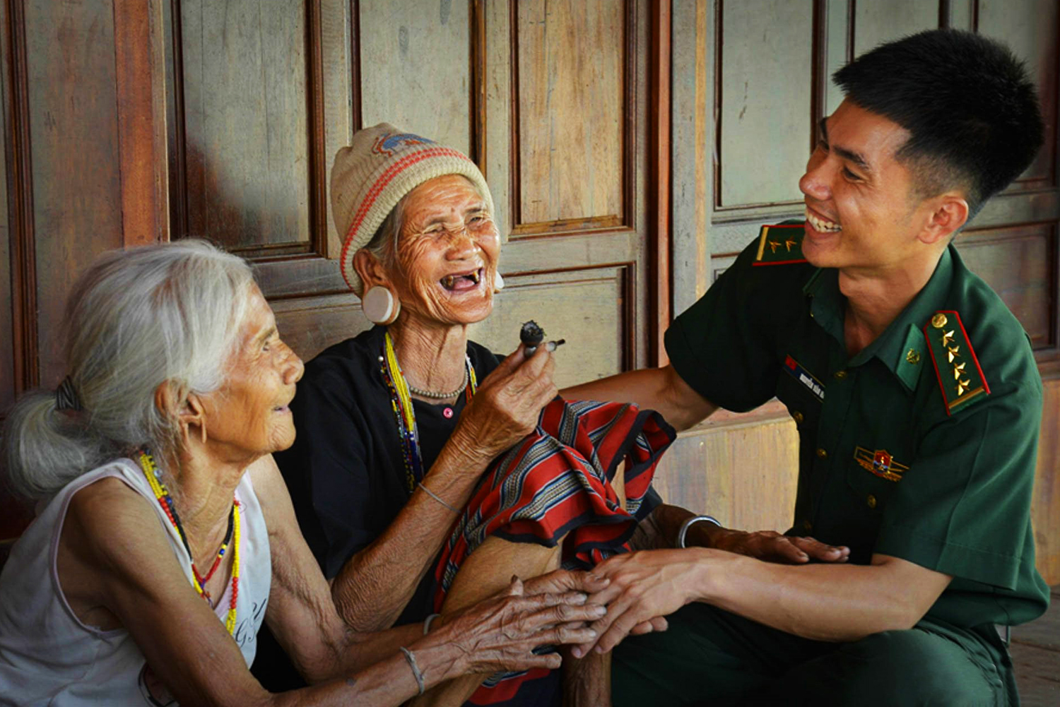 Bộ đội Biên phòng với đồng bào các dân tộc ở Tây Nguyên _Nguồn: nhiepanhdoisong.vn
