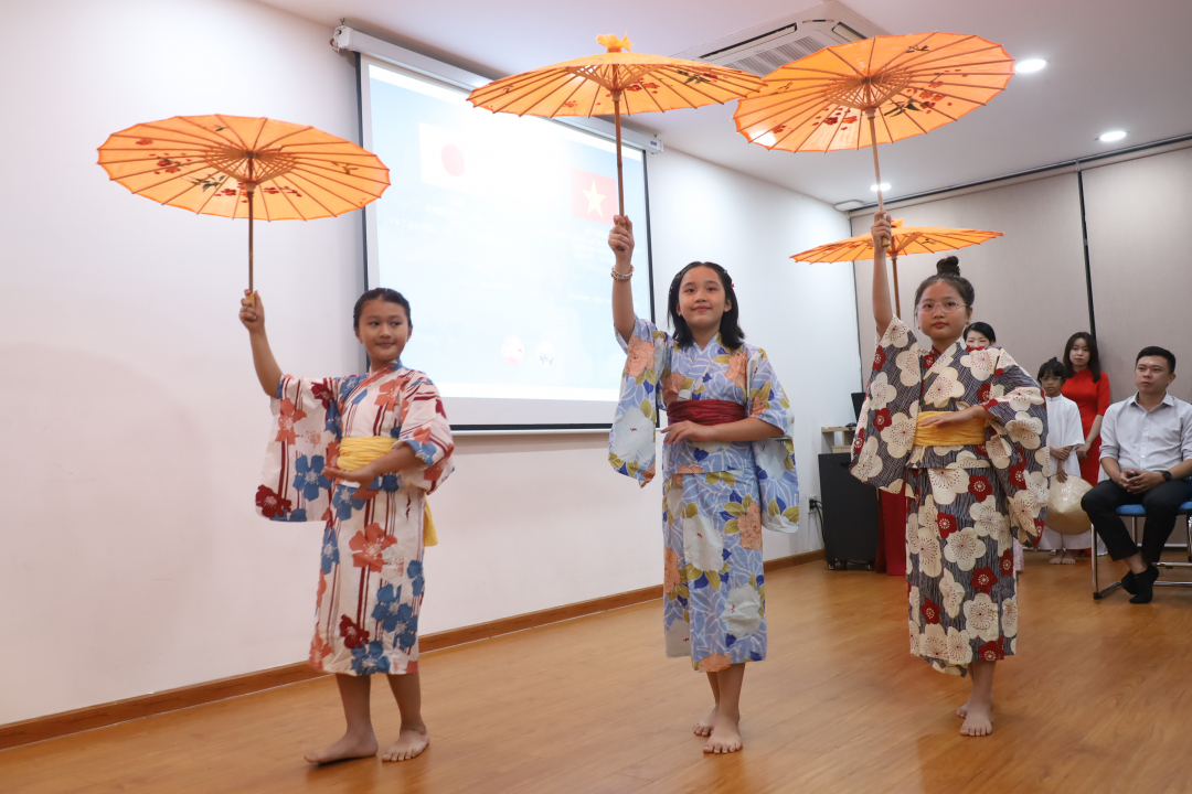 Vietnamese children performing Japanese traditional dance 
