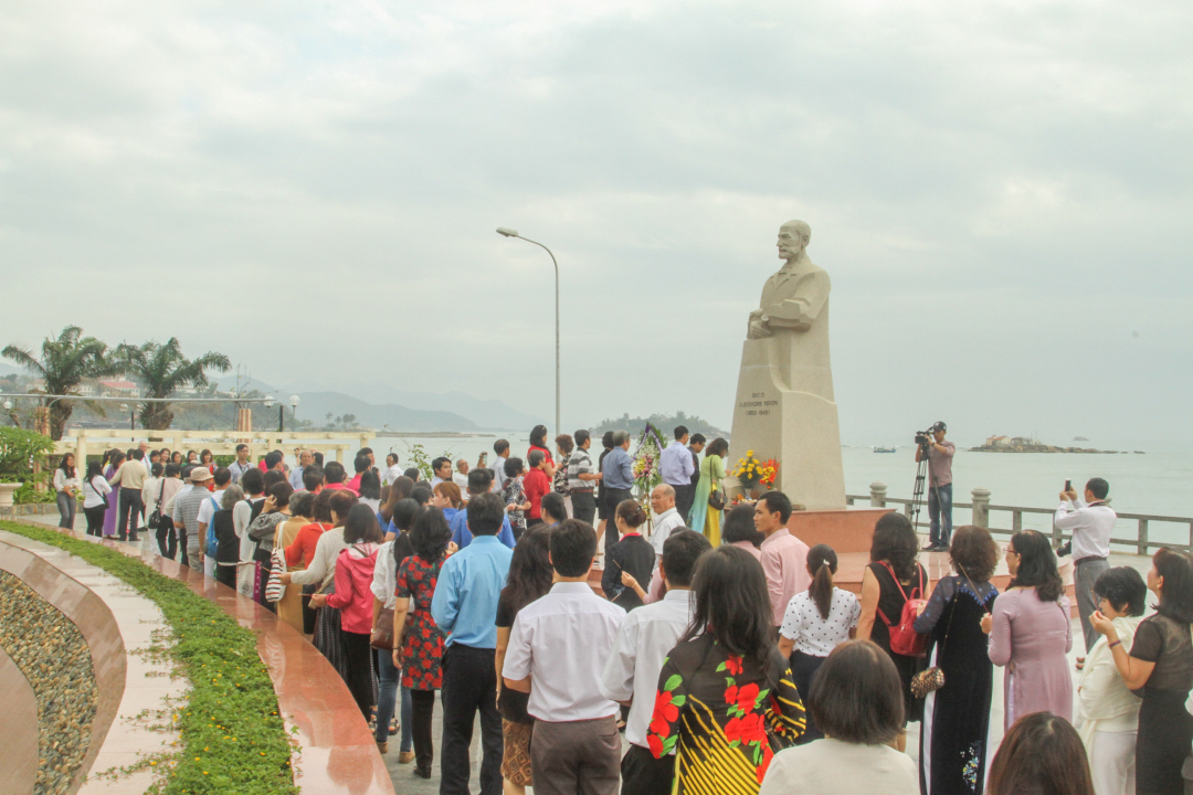 Lines of people offering incense and flowers at the statue of Dr. A.Yersin in Nha Trang
