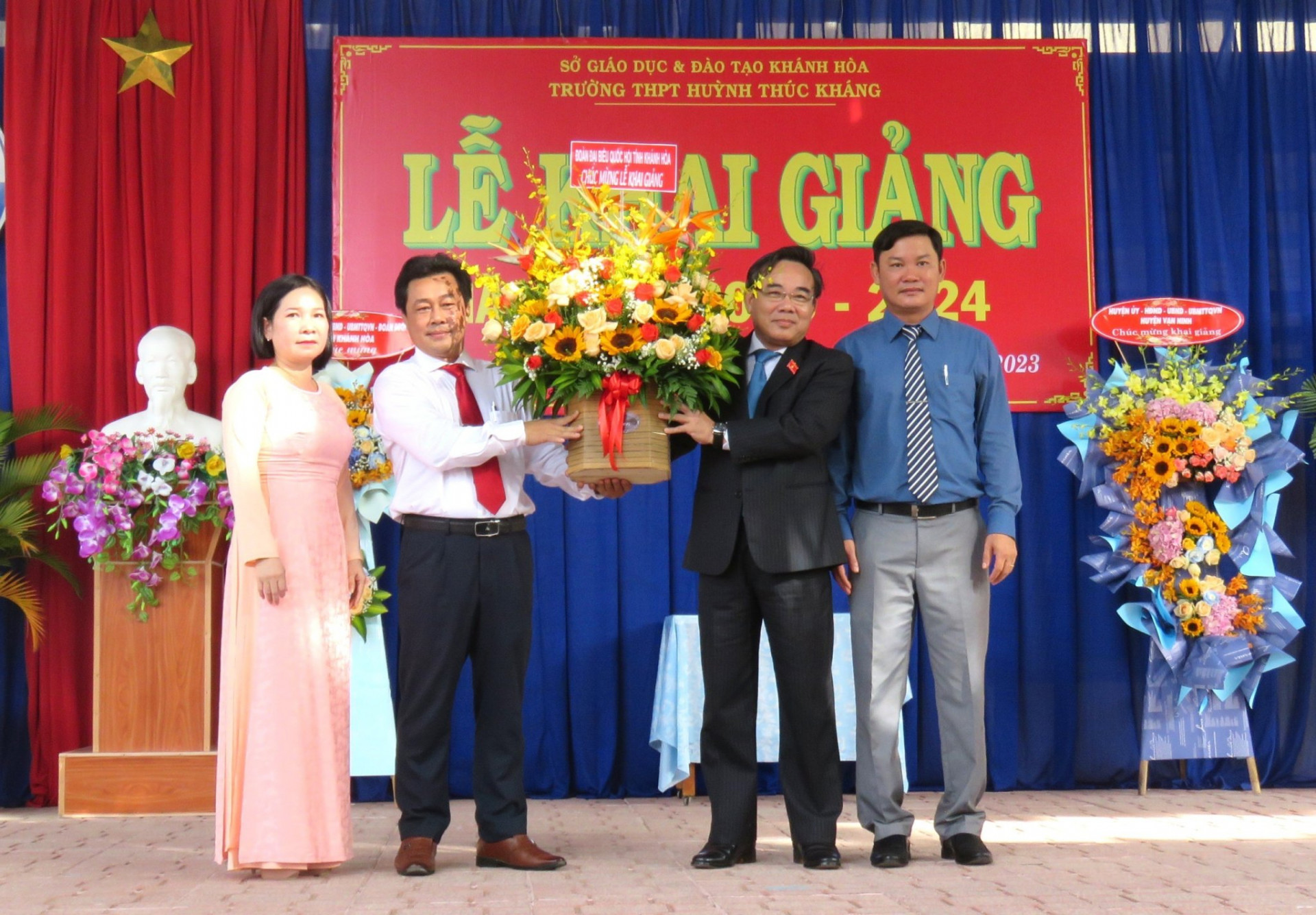 Ông Lê Hữu Trí tặng hoa chúc mừng năm học mới cho Trường THPT Huỳnh Thúc Kháng.