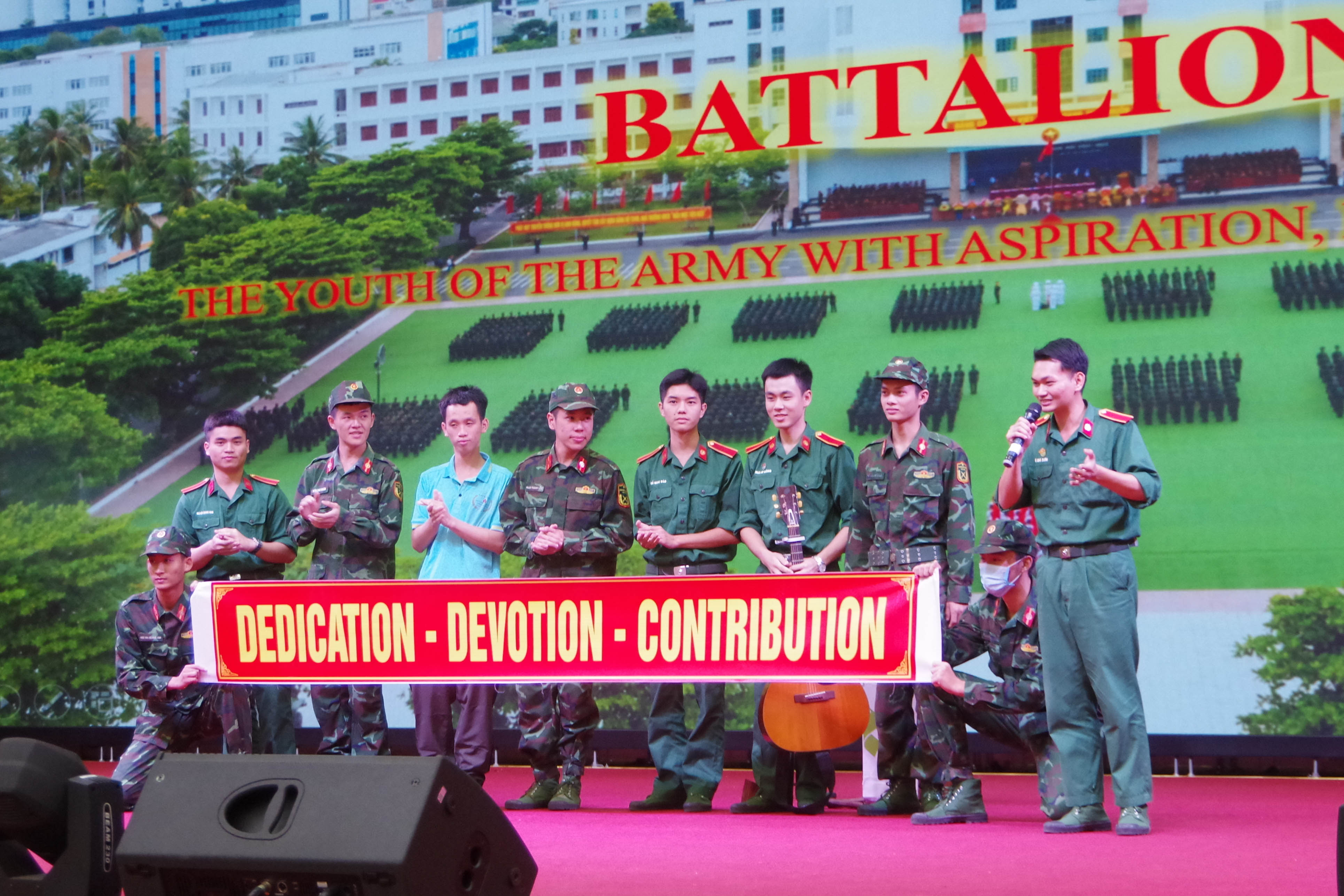 Trung uý Võ Bá Sơn (bìa phải) cùng đội tuyển Tiểu đoàn 30 tham gia Hội thi Olympic tiếng Anh năm 2022 của Trường Sĩ quan Thông tin.