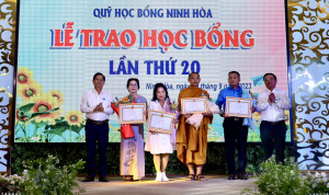 Quỹ Học bổng Ninh Hòa: Trao học bổng cho 592 học sinh, sinh viên hoàn cảnh khó khăn