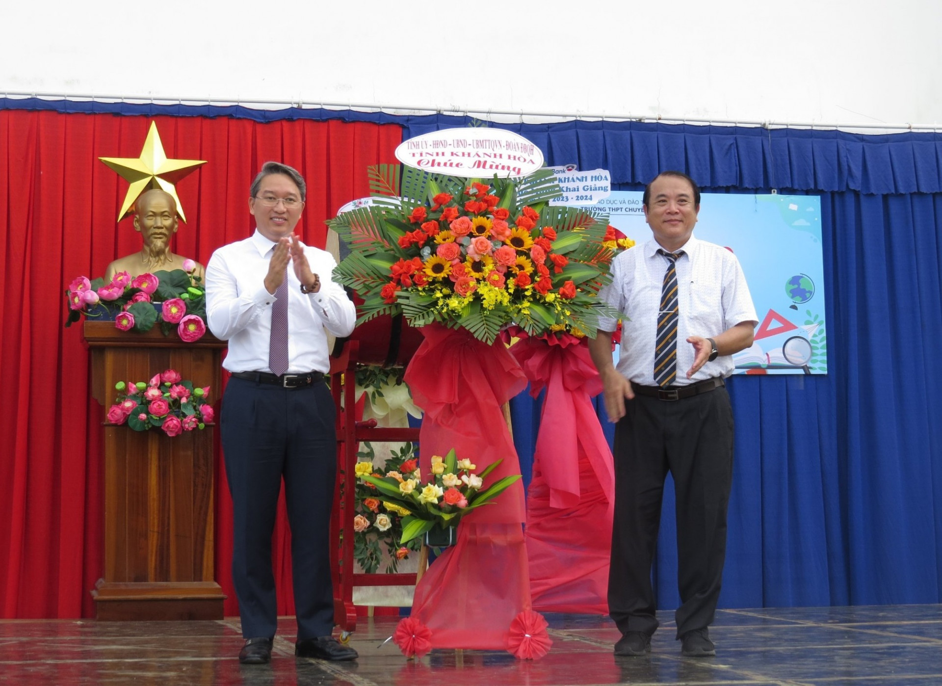 Đồng chí Nguyễn Hải Ninh tặng hoa chúc mừng Trường THPT Chuyên Lê Quý Đôn nhân dịp khai giảng năm học mới. 