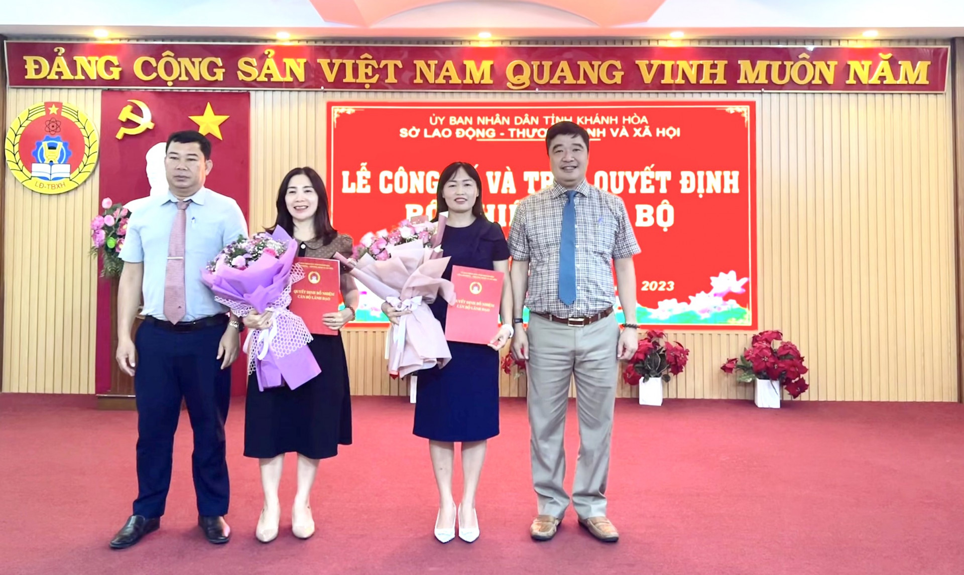 Lãnh đạo Sở Lao động – Thương binh và Xã hội trao quyết định cho lãnh đạo Trung tâm Điều dưỡng và Chăm sóc Người có công tỉnh.