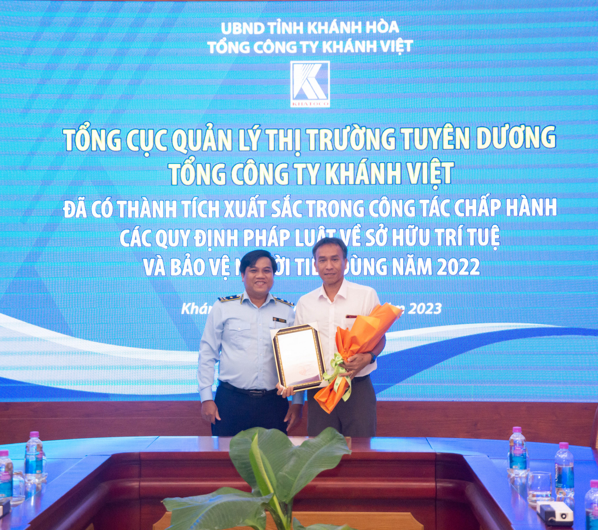 Lãnh đạo Tổng Công ty Khánh Việt nhận giấy khen của Tổng Cục Quản lý thị trường