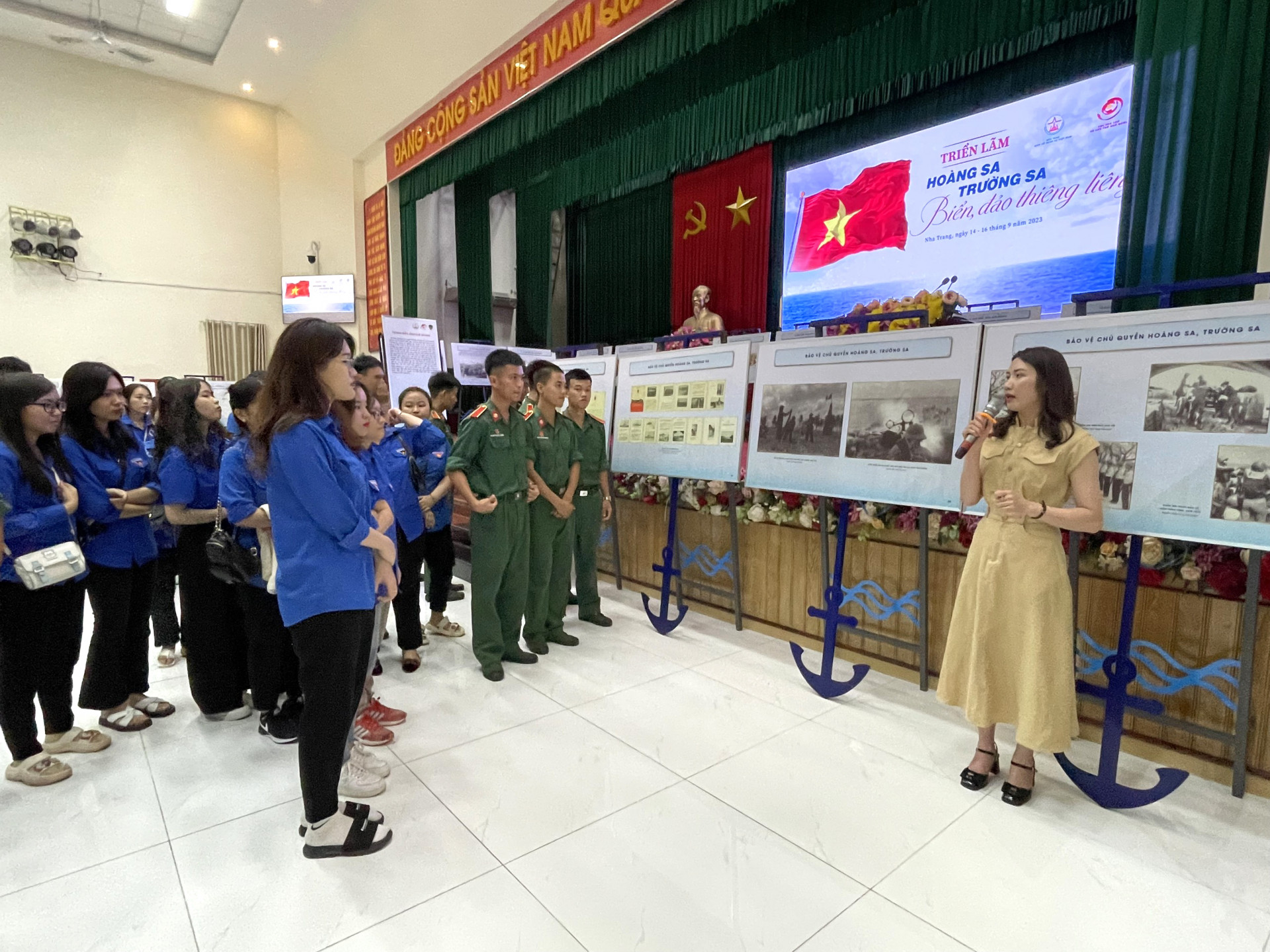 Sinh viên Trường Đại học Khánh Hòa và học viên Trường Sĩ quan Thông tin tham quan triển lãm.