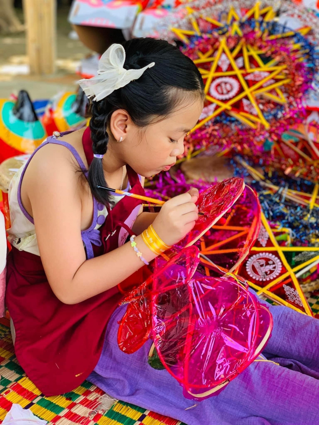 A girl decorating her Mid-Autumn lantern

