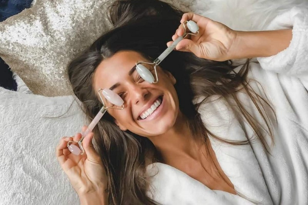 Massage với cây lăn ngọc sẽ giúp làm tan bọng nước tích tụ dưới da, giảm sưng, phù nề.