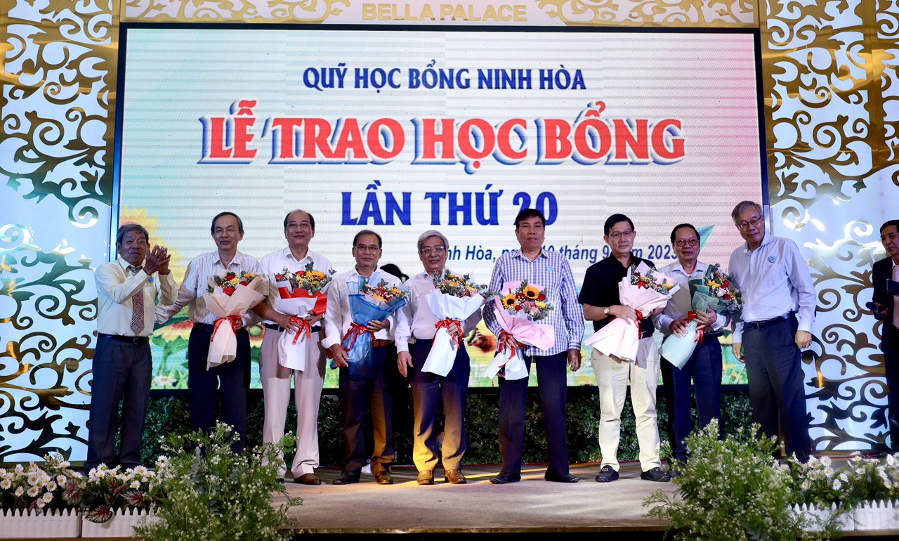 Đại diện Quỹ Học bổng Ninh Hòa tặng quà tri ân cho các tổ chức, cá nhân.

