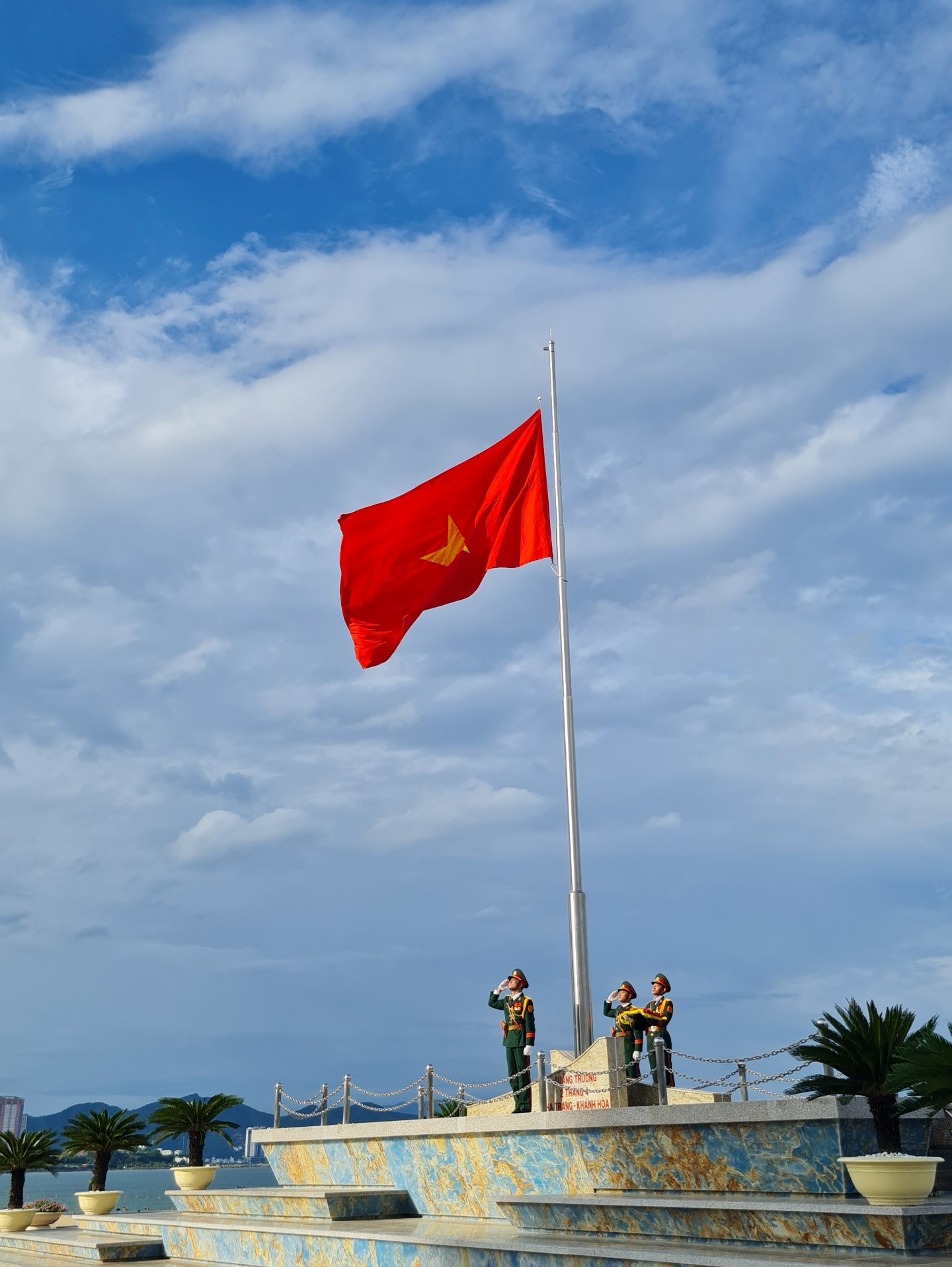 Cờ đỏ sao vàng tung bay trong niềm kiêu hãnh.