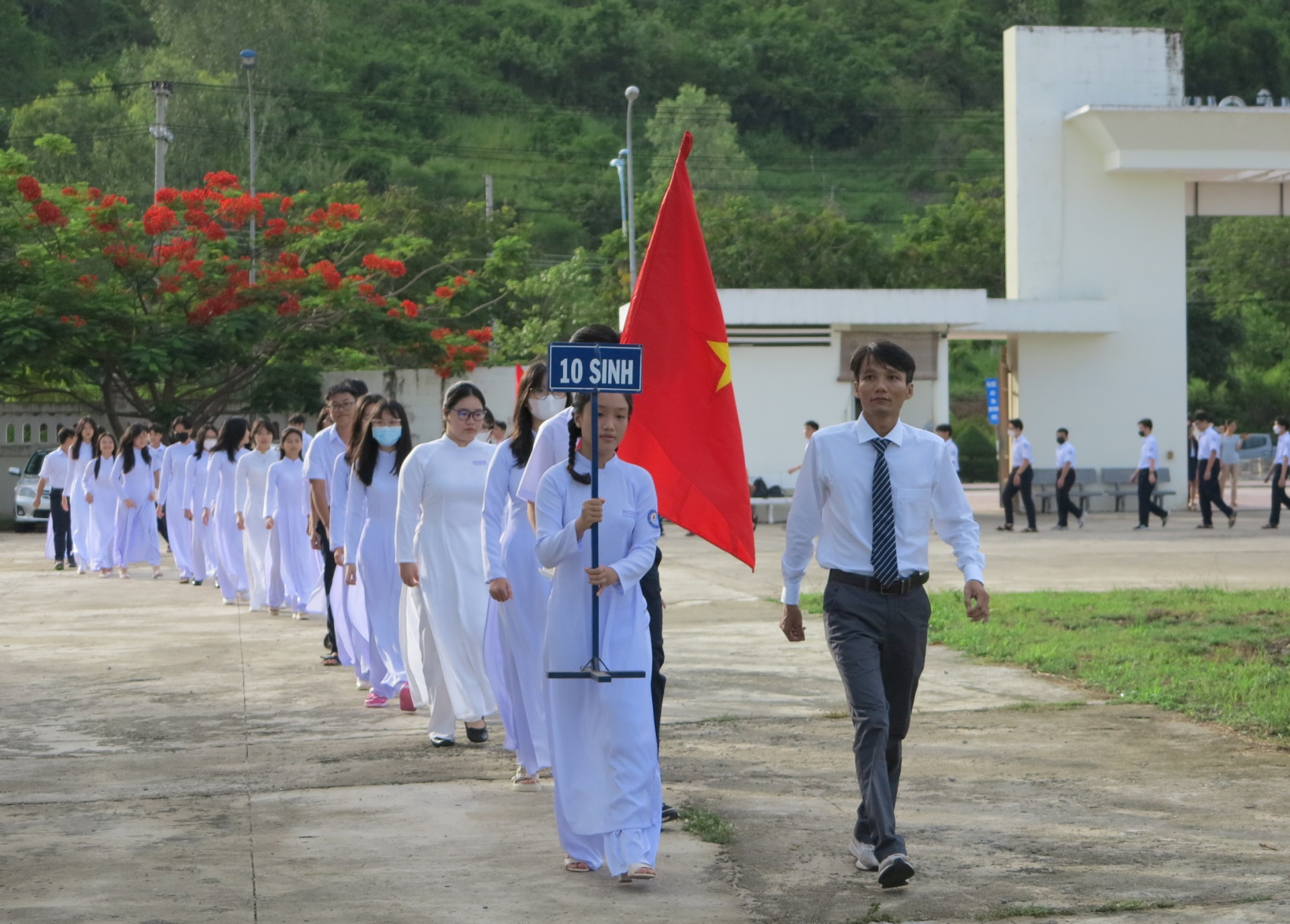 Năm học mới, Trường THPT Chuyên Lê Quý Đôn chào đón 284 học sinh lớp 10. 