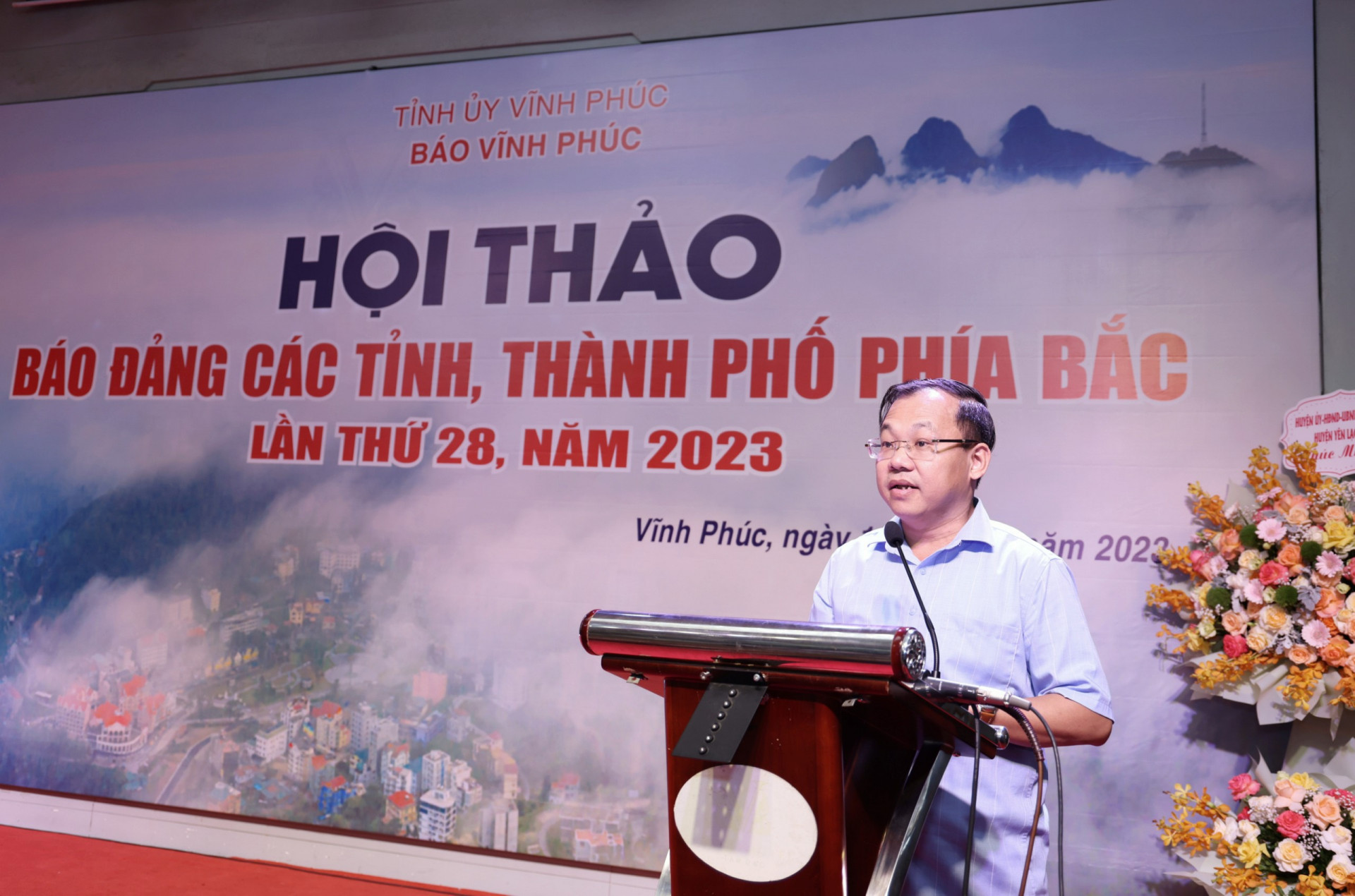 Ông Lương Chí Công - Phó Tổng Biên tập Báo Hà Nội Mới trình bày tham luận tại hội thảo.