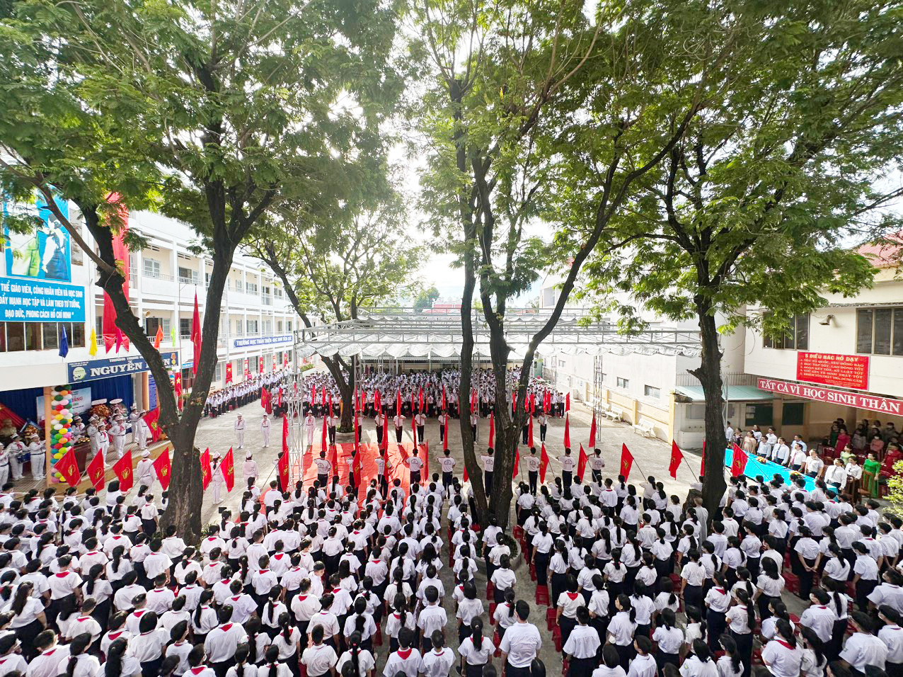 Quang cảnh lễ khai giảng năm học mới tại Trường Nguyễn Hiền