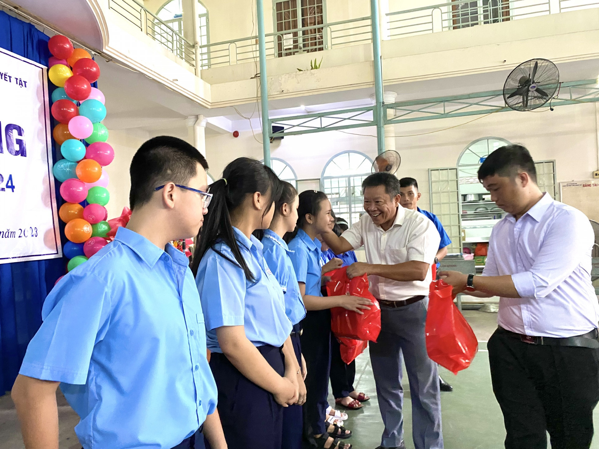 Đại diện Trung tâm Huấn luyện kỹ thuật thể thao Khánh Hoà gửi tặng 50 phần quà cho học sinh của trung tâm