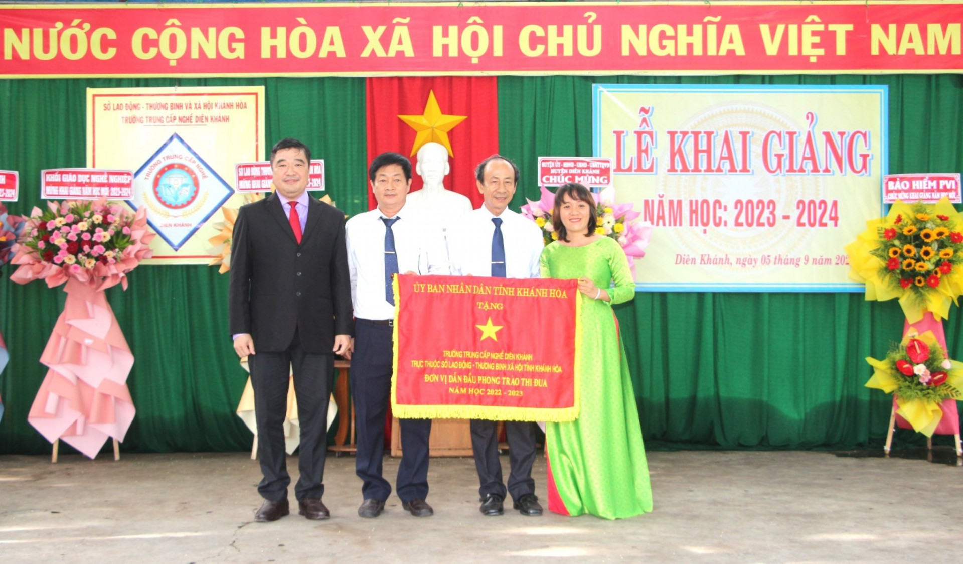 Thừa ủy quyền của UBND tỉnh, ông Tạ Hồng Quang – Giám đốc Sở Lao động – Thương binh và Xã hội trao cơ thi đua xuất sắc cho nhà trường.