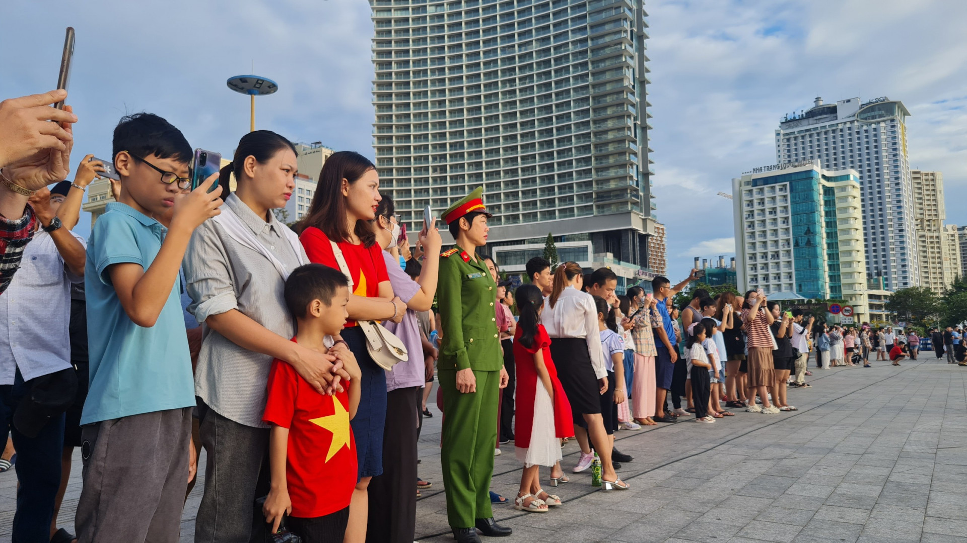 Đông đảo người dân và du khách có mặt tại Quảng trường chứng kiến Lễ Thượng cờ.