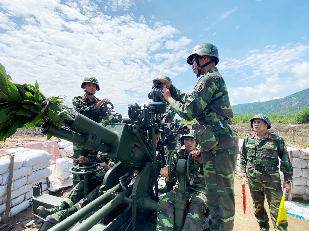 Lực lượng dự bị động viên huấn luyện chuẩn bị tham gia thực binh bắn chiến đấu trong diễn tập.