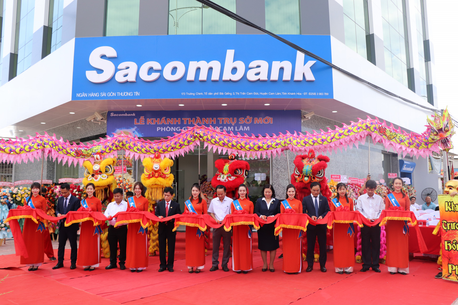 Các đại biểu cắt băng khánh thành trụ sở mới của Phòng giao dịch Sacombank Cam Lâm.