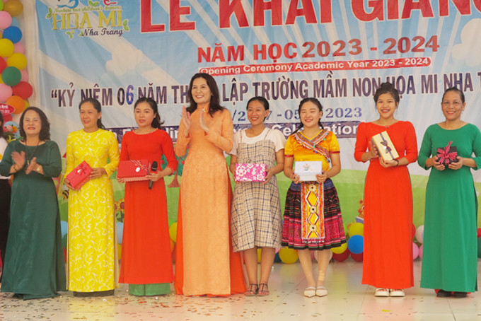 Bà Phạm Thị Châu Anh – Phó Trưởng phòng Giáo dục và Đào tạo TP Nha Trang và Bà Bùi Thị Thu Hà – Hiệu trưởng nhà trưởng khen thưởng cho các cô đã có nhiều thành tích trong xây dựng nhà trường.