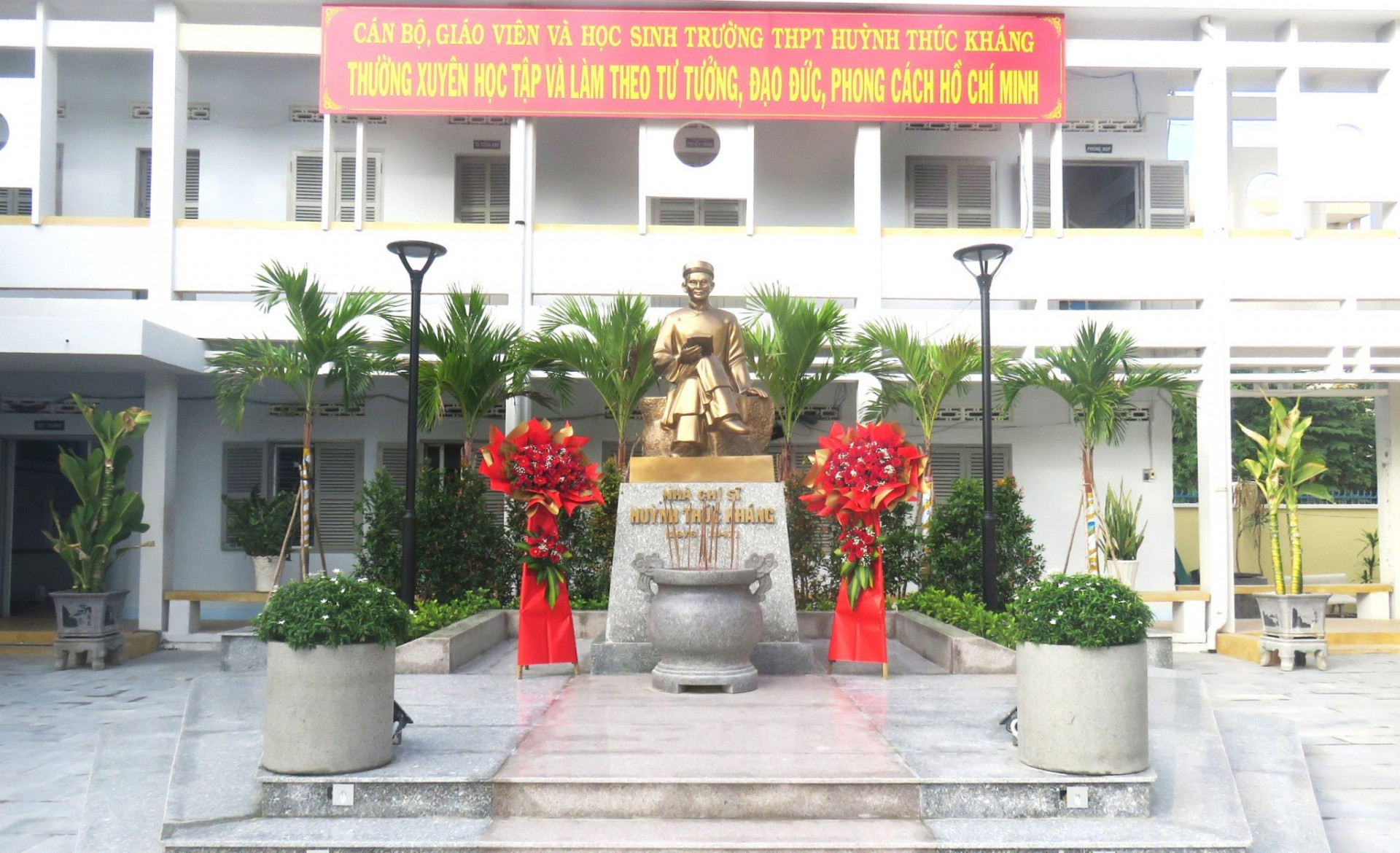 Công trình tượng Người chí sĩ yêu nước Huỳnh Thúc Kháng được hoàn thành đúng dịp khai giảng năm học mới của nhà trường.