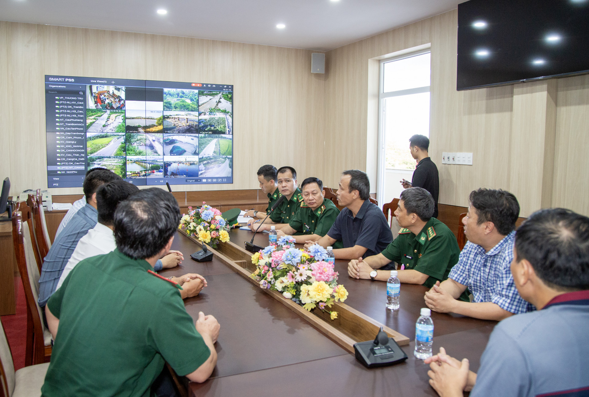 Ban Chỉ đạo Quốc gia về PCTT quan sát hình ảnh do camera truyền về tại Trung tâm Phòng tránh và Giảm nhẹ thiên tai tỉnh vào giữa tháng 8-2023.