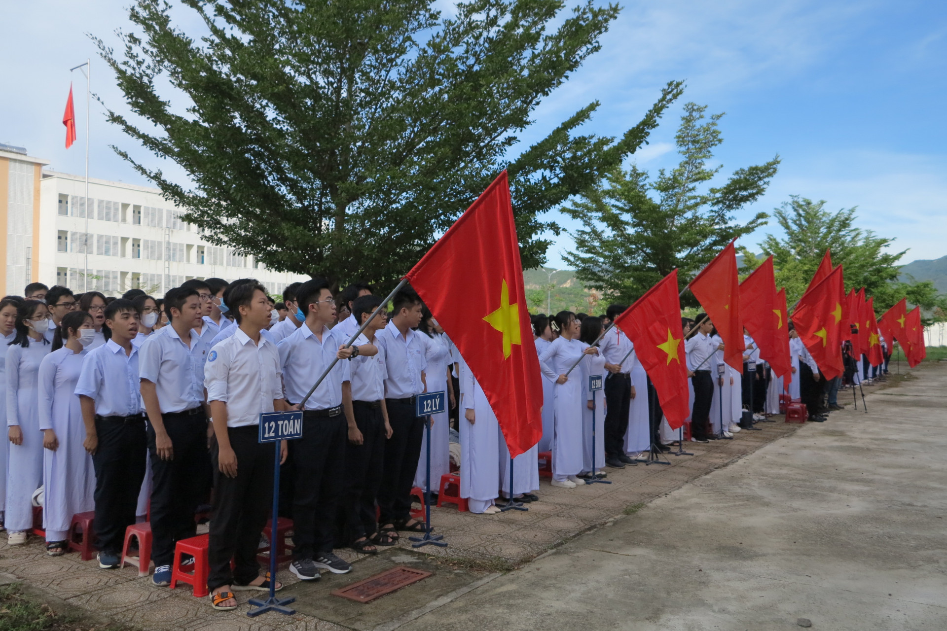 Các học sinh thực hiện nghi thức chào cờ. 