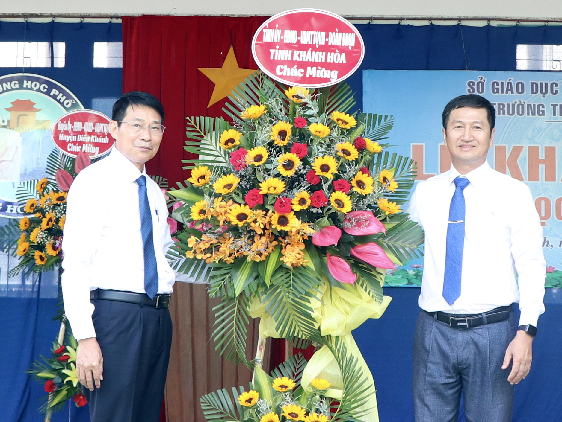 Ông Đinh Văn Thiệu tặng hoa chúc mừng giáo viên, học sinh Trường THPT Hoàng Hoa Tham bước vào năm học mới.