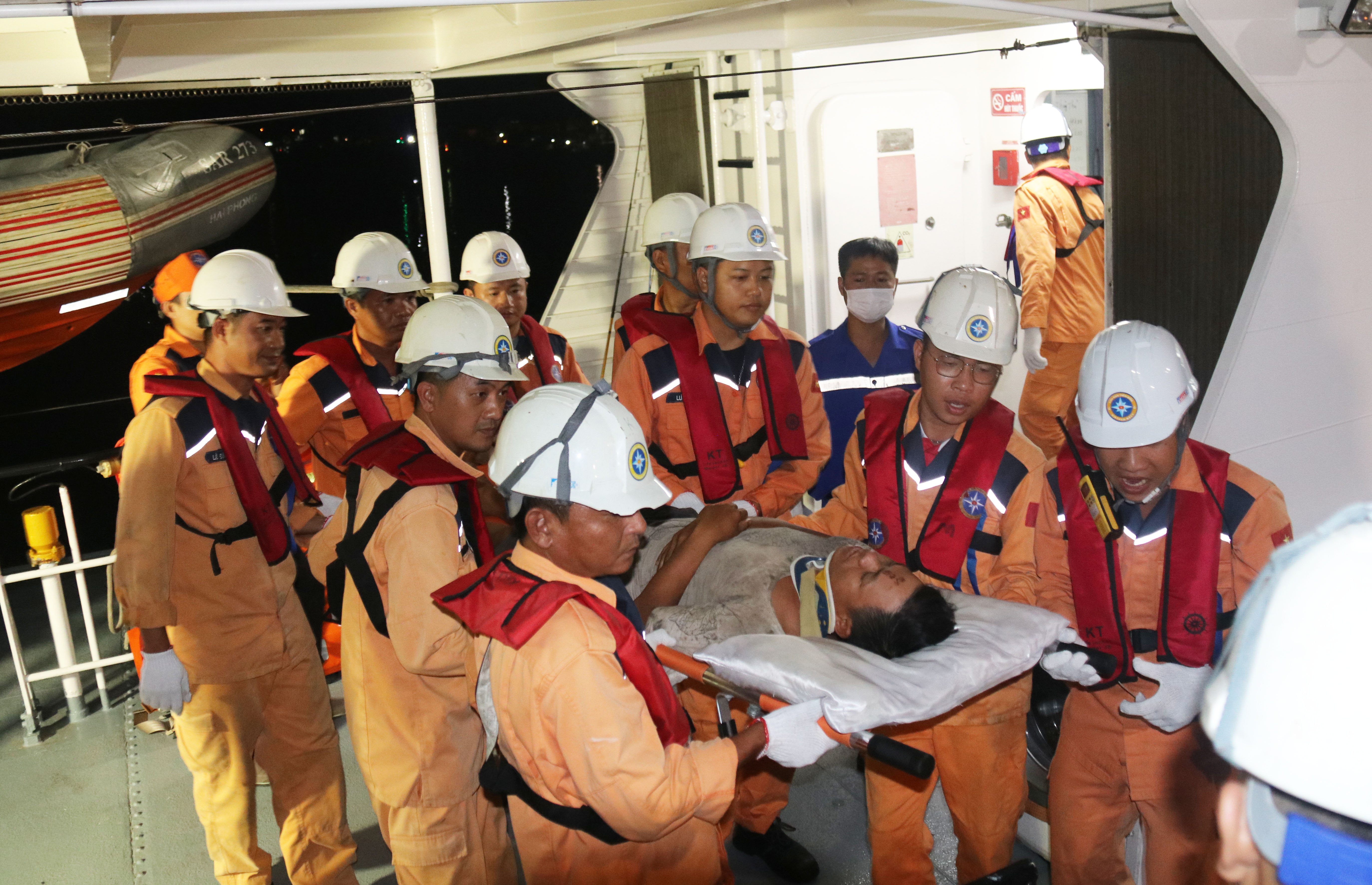 Đưa thuyền viên bị tai nạn vào bờ chữa trị